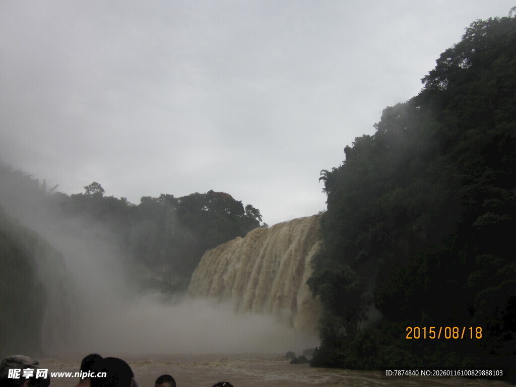 雨中壮观瀑布景观