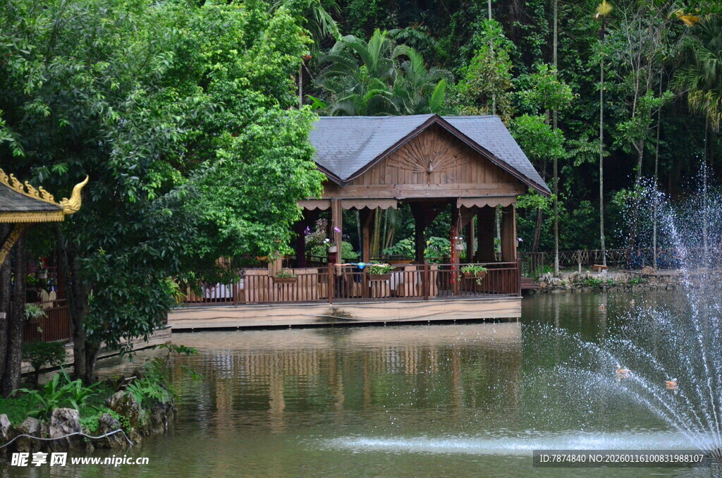 湖畔木屋 静谧自然景致