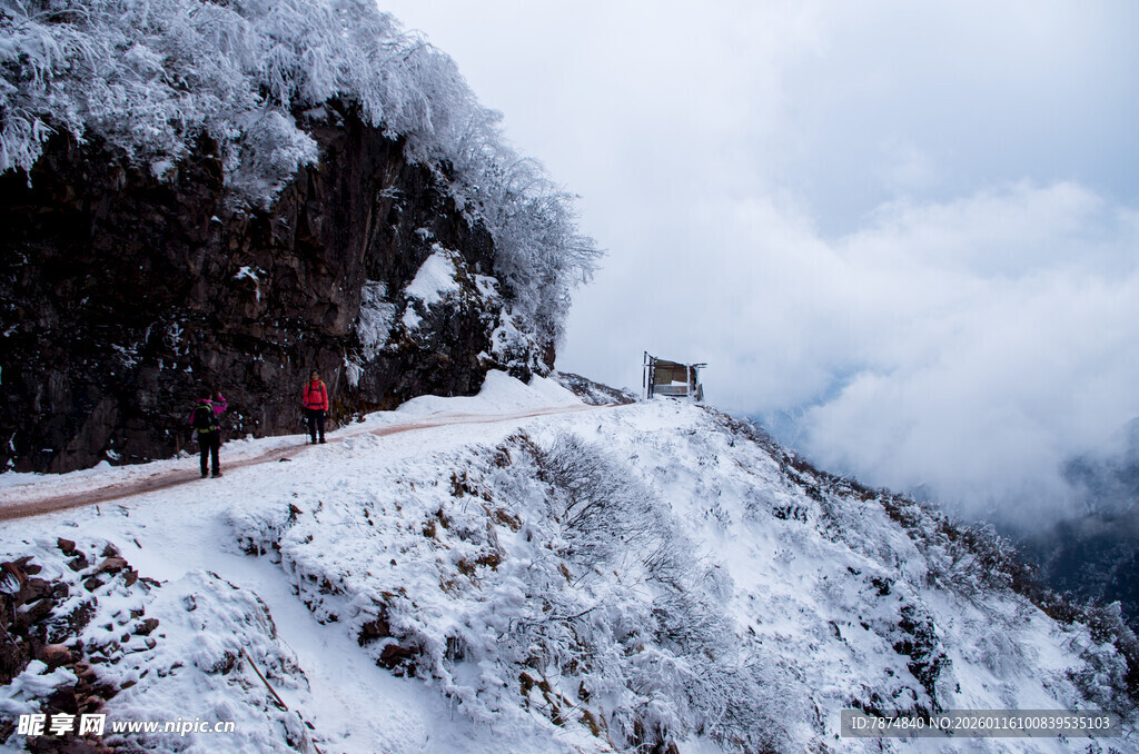 雪山栈道上的徒步者