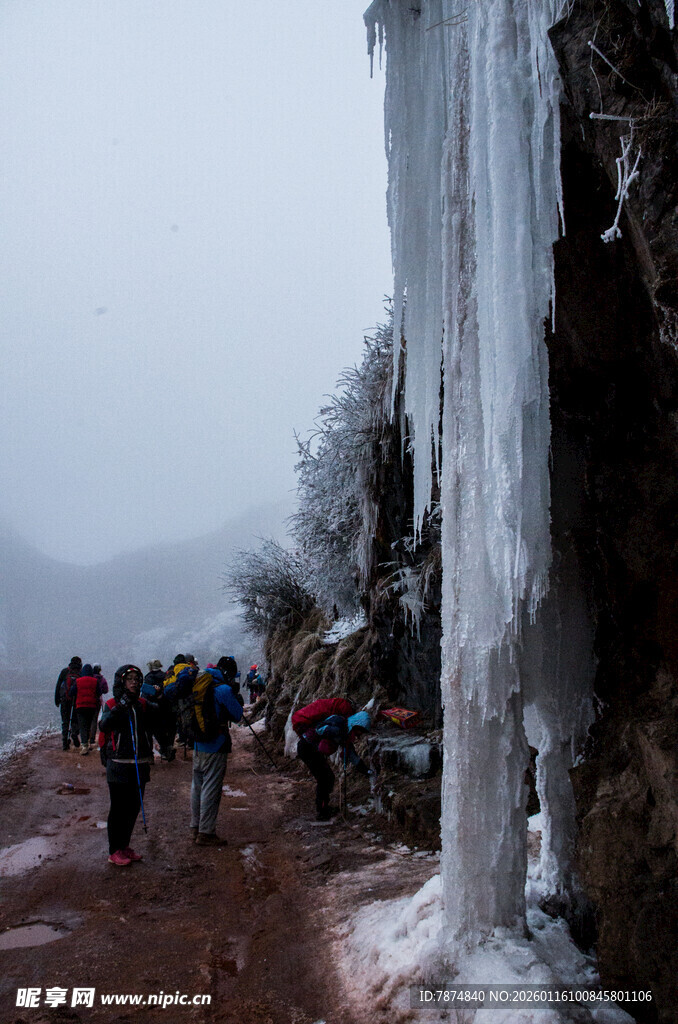 徒步者赏路边壮观冰柱