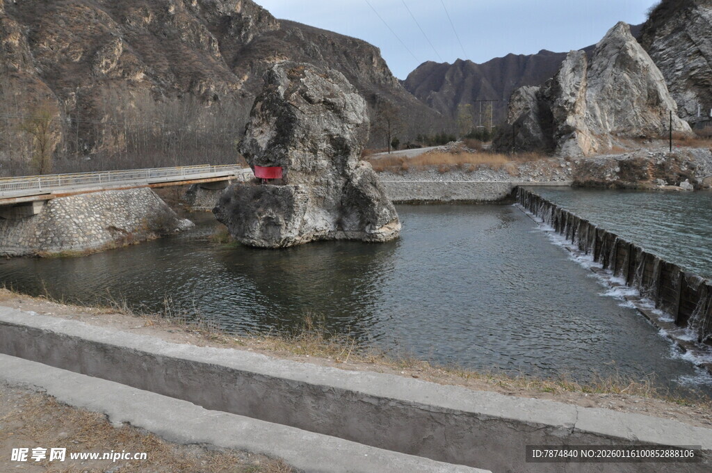 山间水潭与石桥景观
