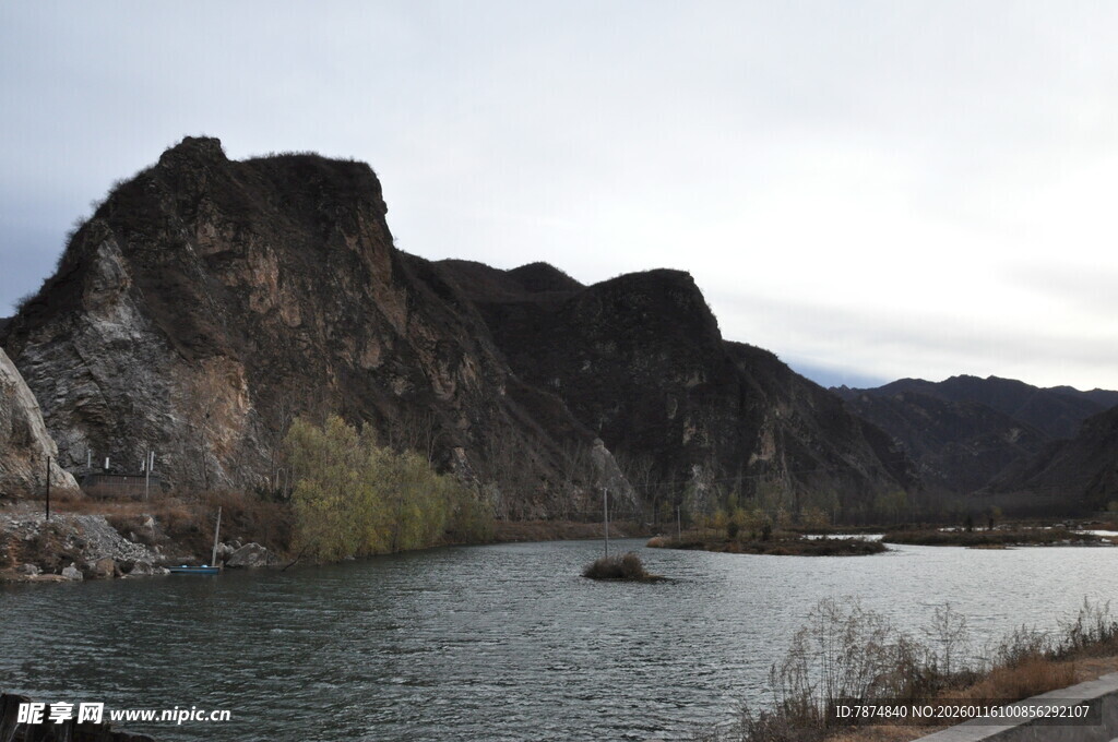 山水相依的自然美景