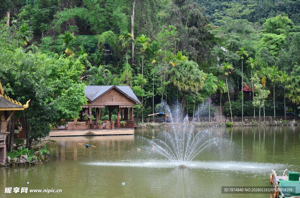 湖畔喷泉与林间小屋