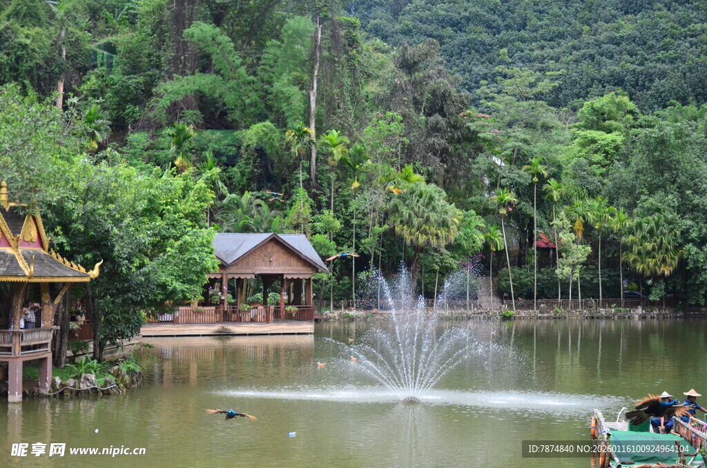 湖畔园林美景 喷泉映古建