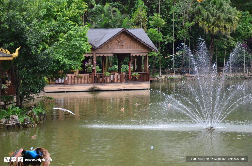 湖畔喷泉旁的别致小屋