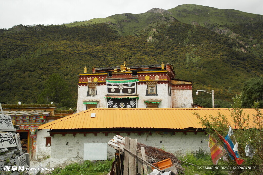 藏式建筑屹立山间