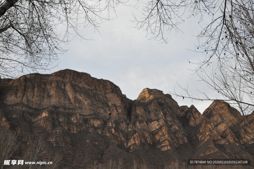 巍峨山峦景色壮丽