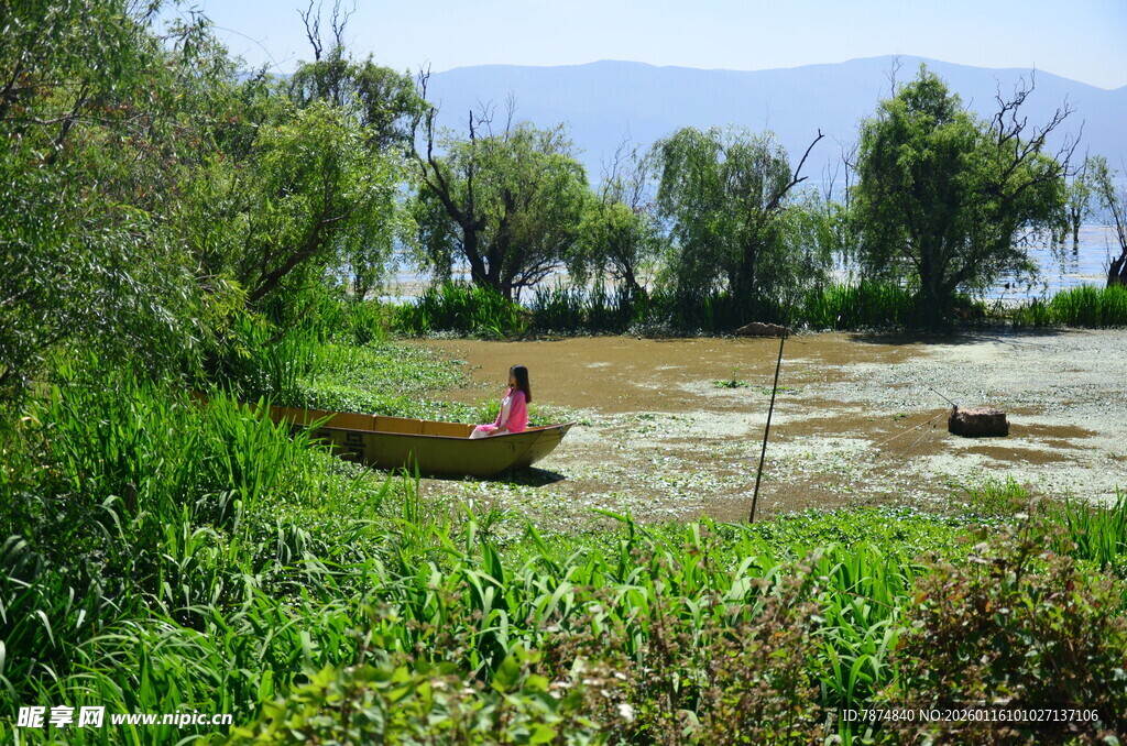 湖畔田园风光中的独行者