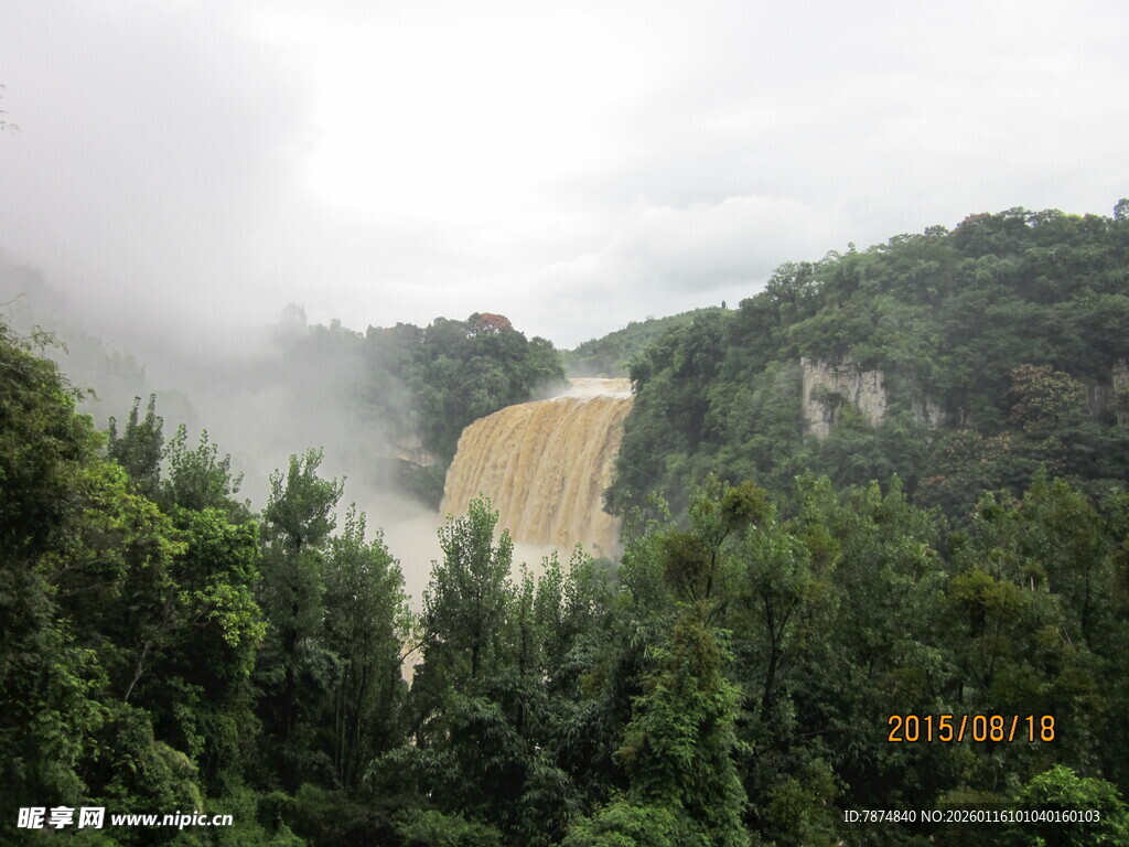 山林间壮观的瀑布景观