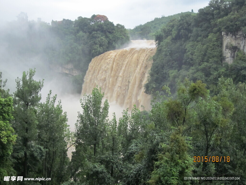 壮观瀑布隐于葱郁山林间
