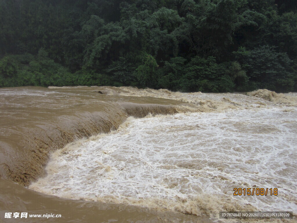 湍急河流奔腾于山林间