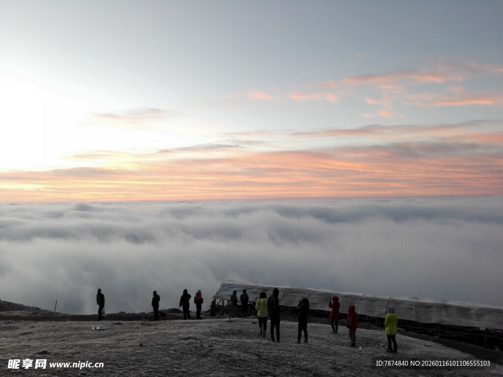 云海之上的壮丽日出景观