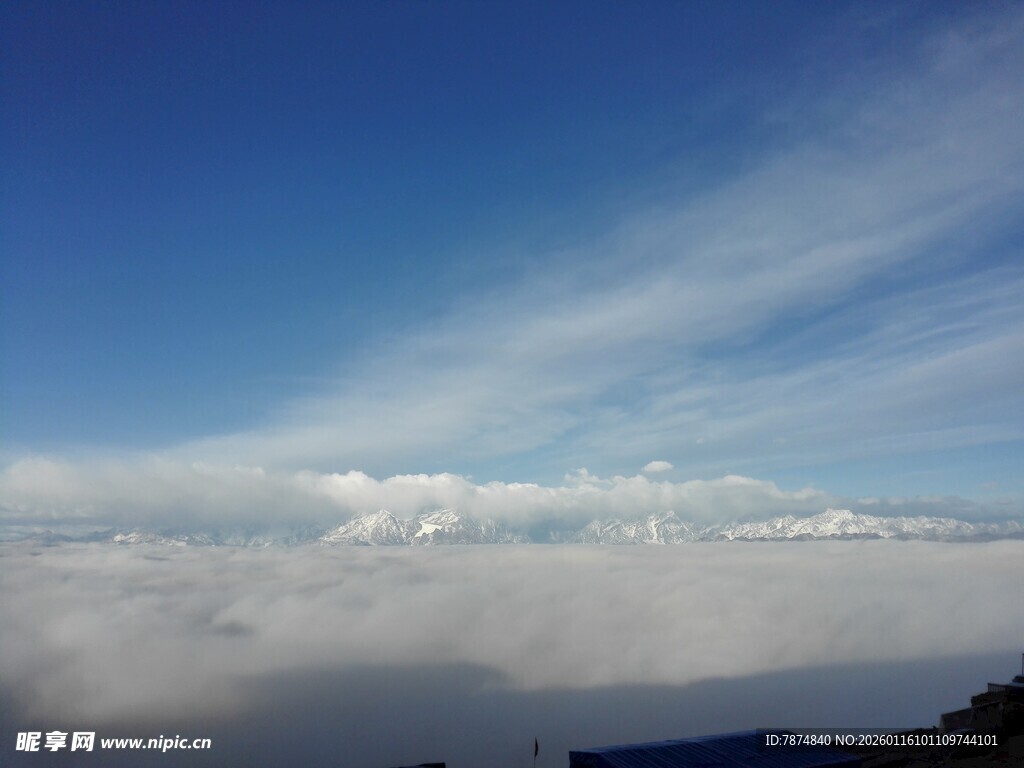 云海之上的蓝天美景