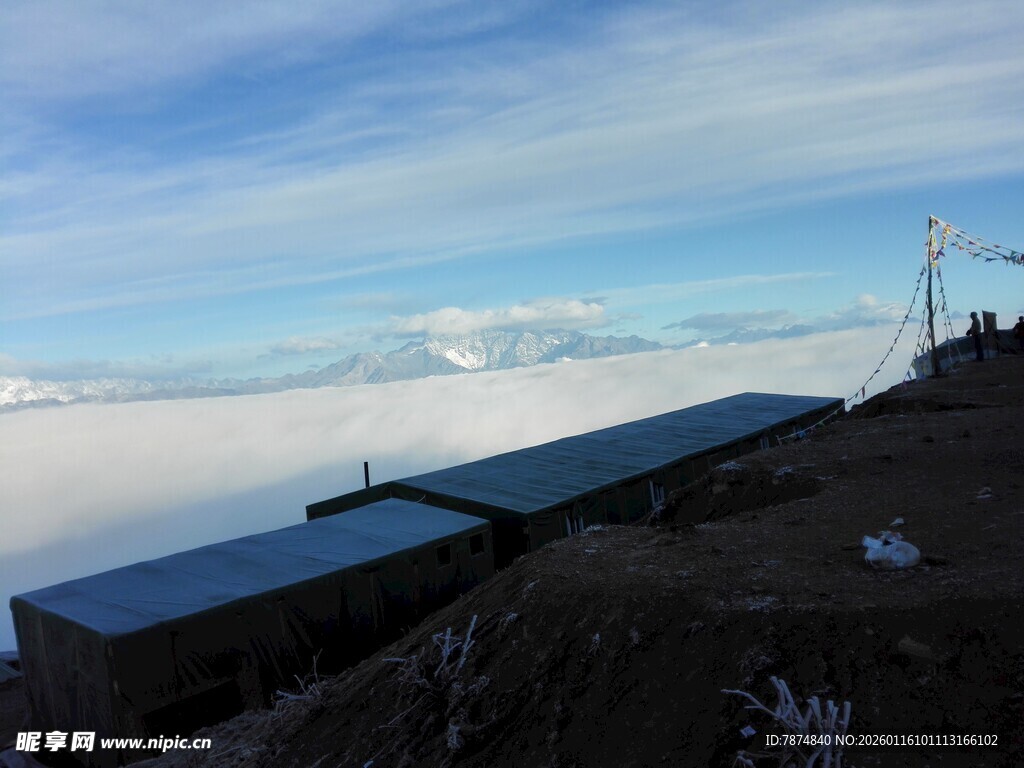 高山云海中的建筑景观