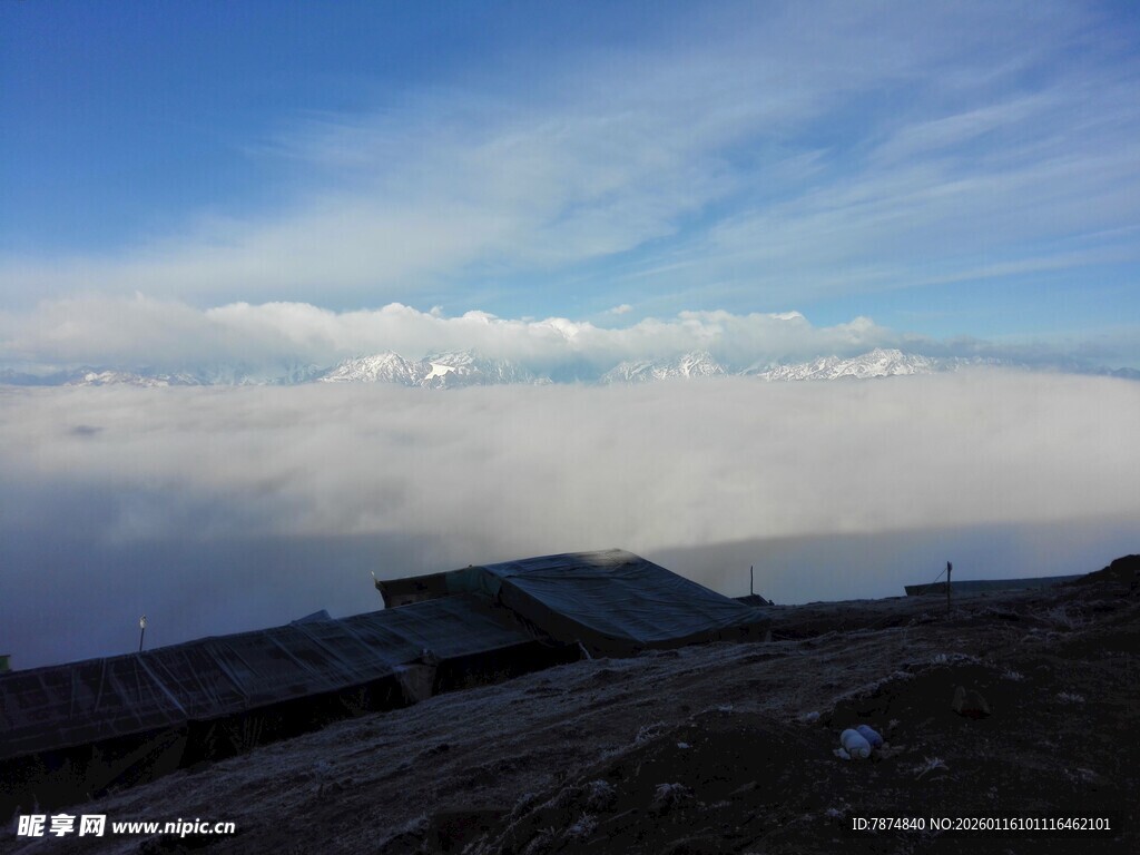 云海之上的壮丽天空景观