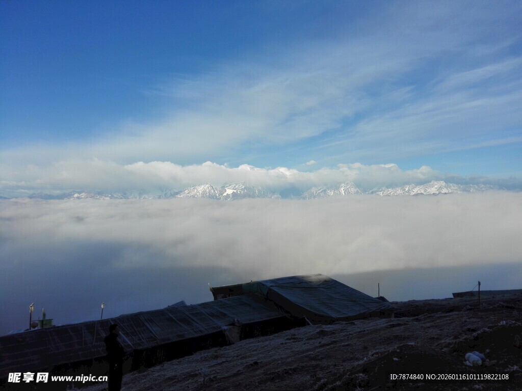 山顶云海中的小屋