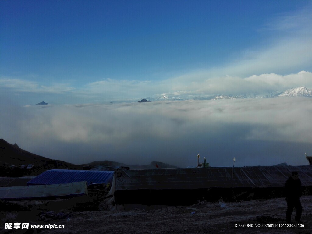 沙漠中的奇异天空景象