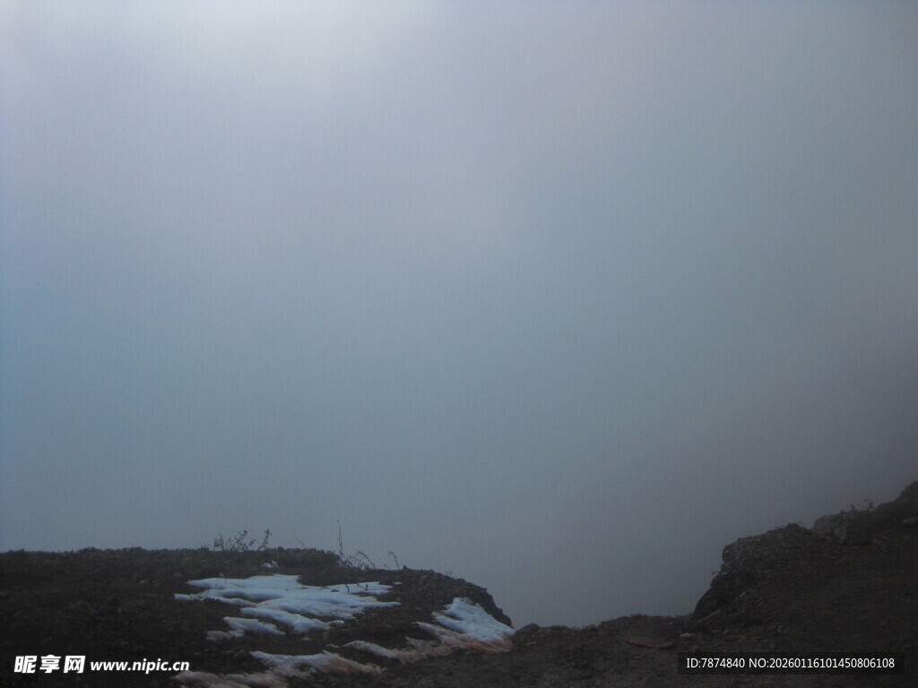 山间云雾缭绕的朦胧景致
