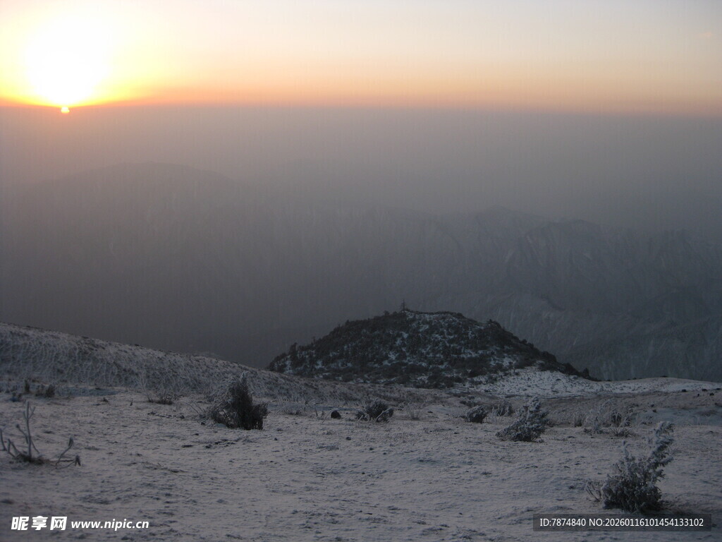 雪岭上的壮丽日出