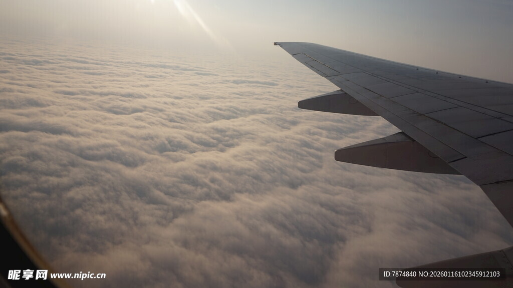 飞机机翼俯瞰云海美景