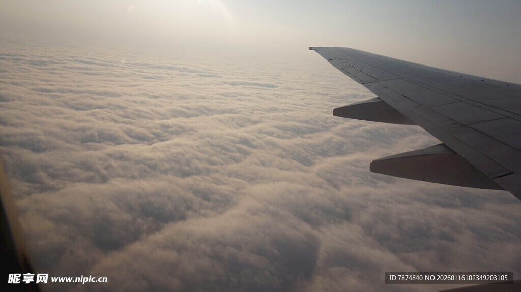 飞机舷窗视角下的云海