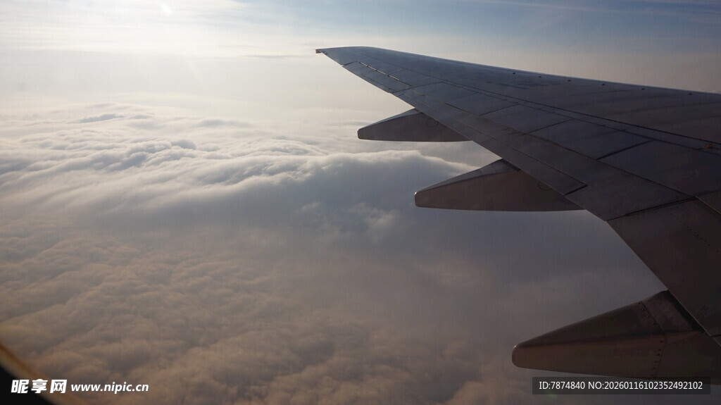 飞机机翼俯瞰云海美景