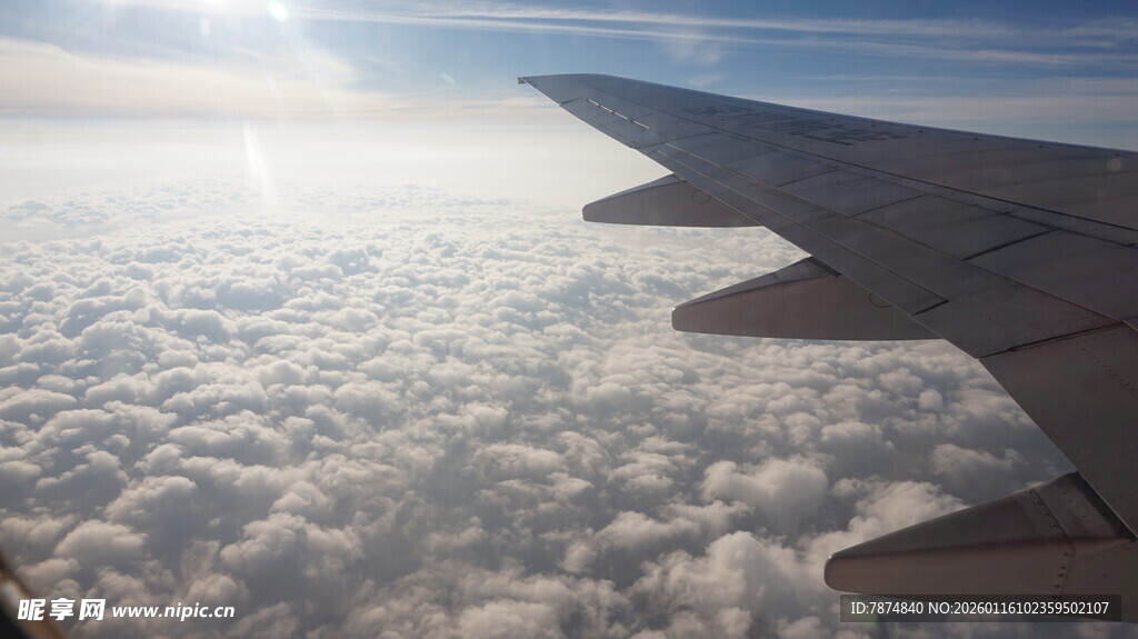 飞机机翼上的云端美景