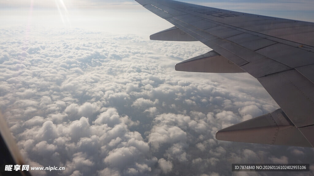 飞机机翼俯瞰云海美景