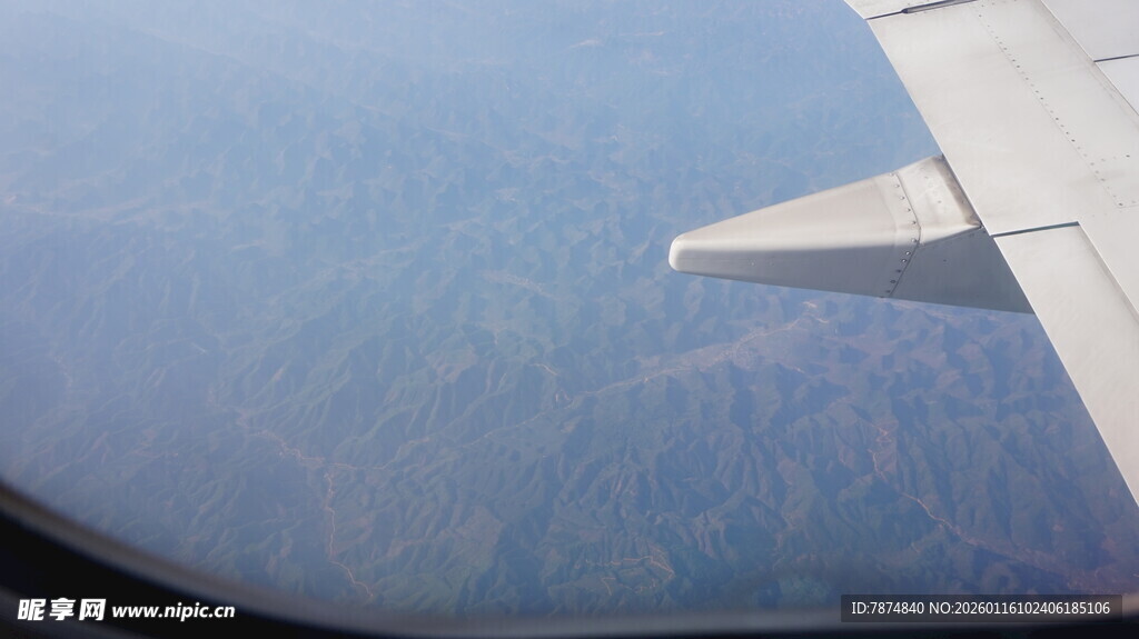 飞机窗外的机翼与地面景色