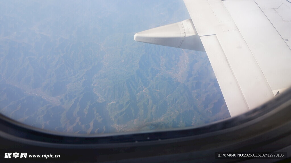飞机窗外的云端与机翼