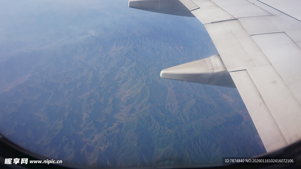 机窗外的大地与机翼