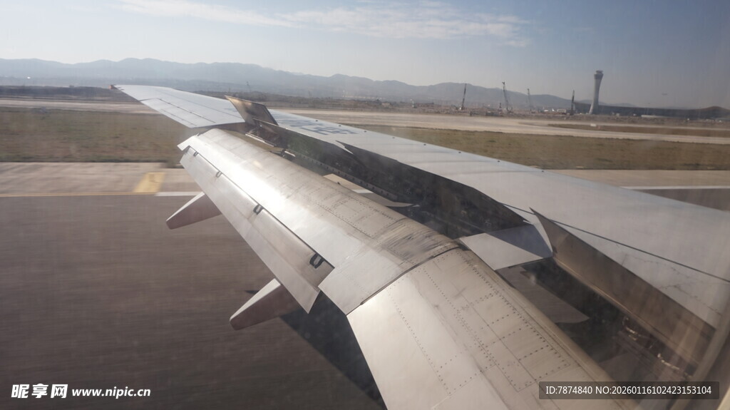 飞机机翼视角下的机场景象
