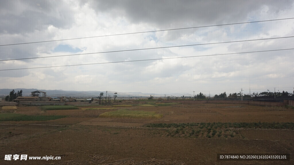田野风光 阴云下的开阔景致