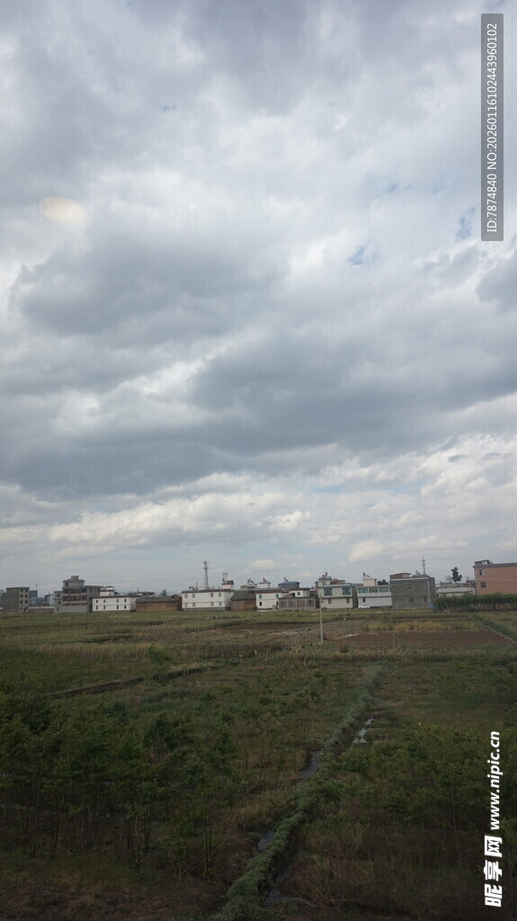 田野上空的多云景象