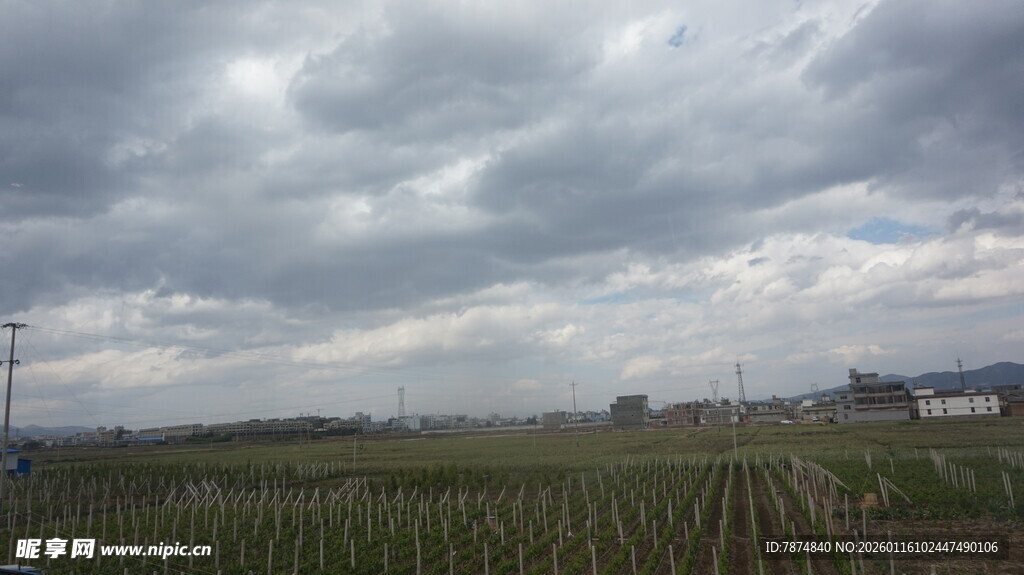 田野上空的厚重云层