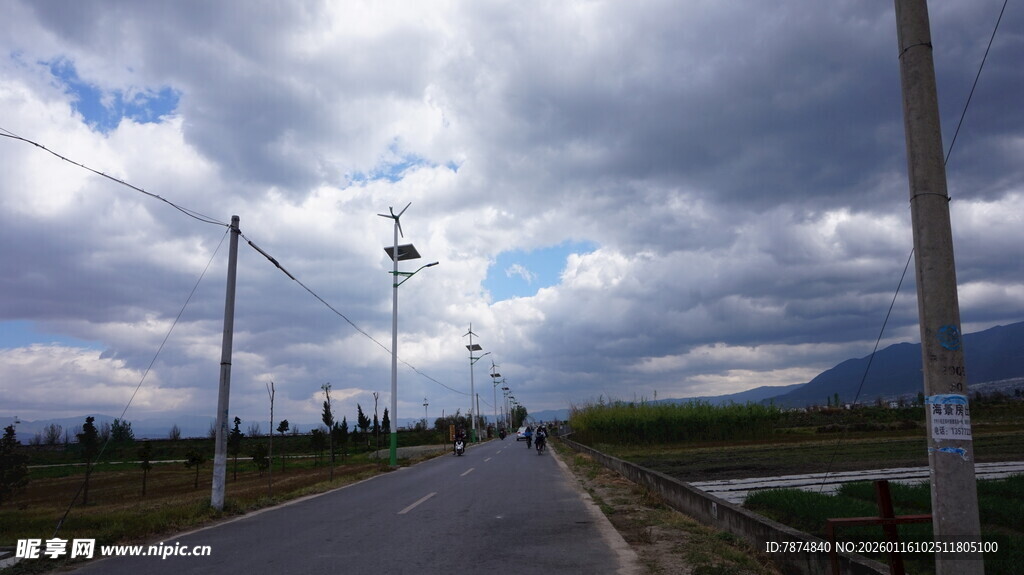 乡村公路上的多云景致