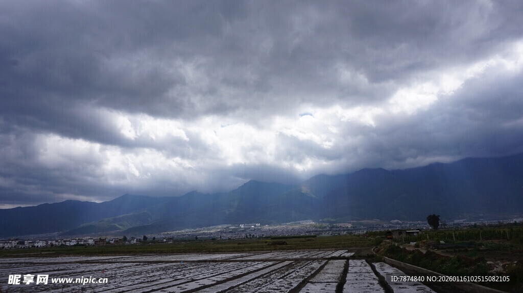 乌云下的田野与远山