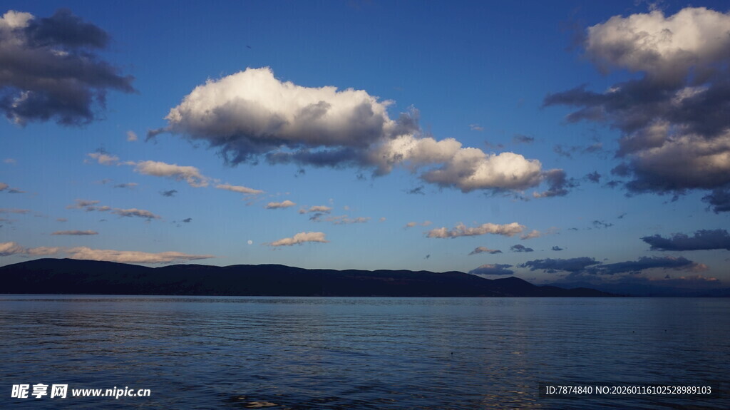 蓝天碧水间的美丽云景