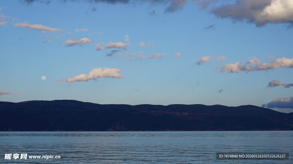 湖畔蓝天远山美景