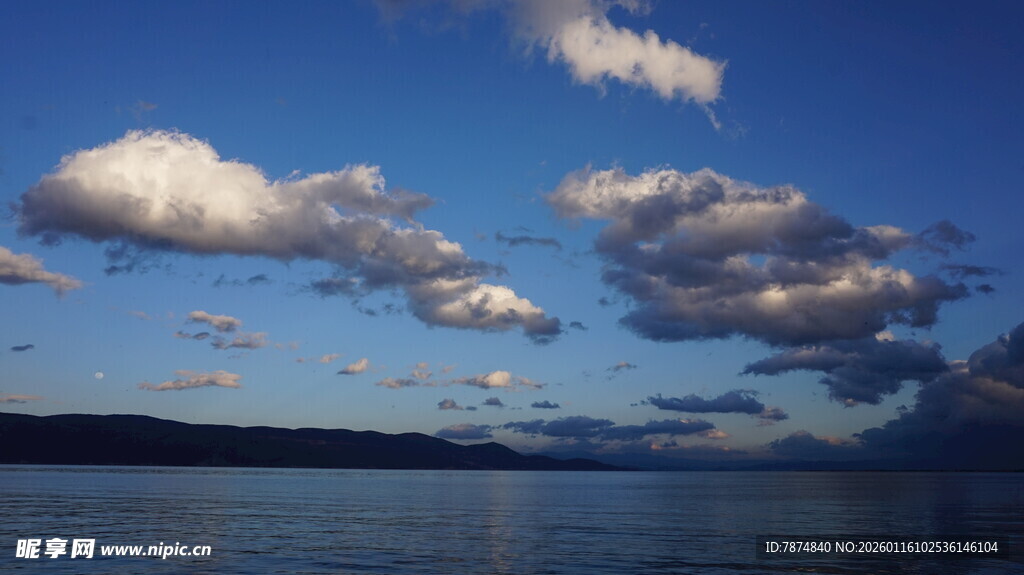 蓝天碧水间的云朵美景