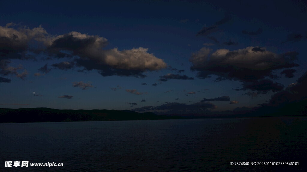 夜幕下的山水与云层景色