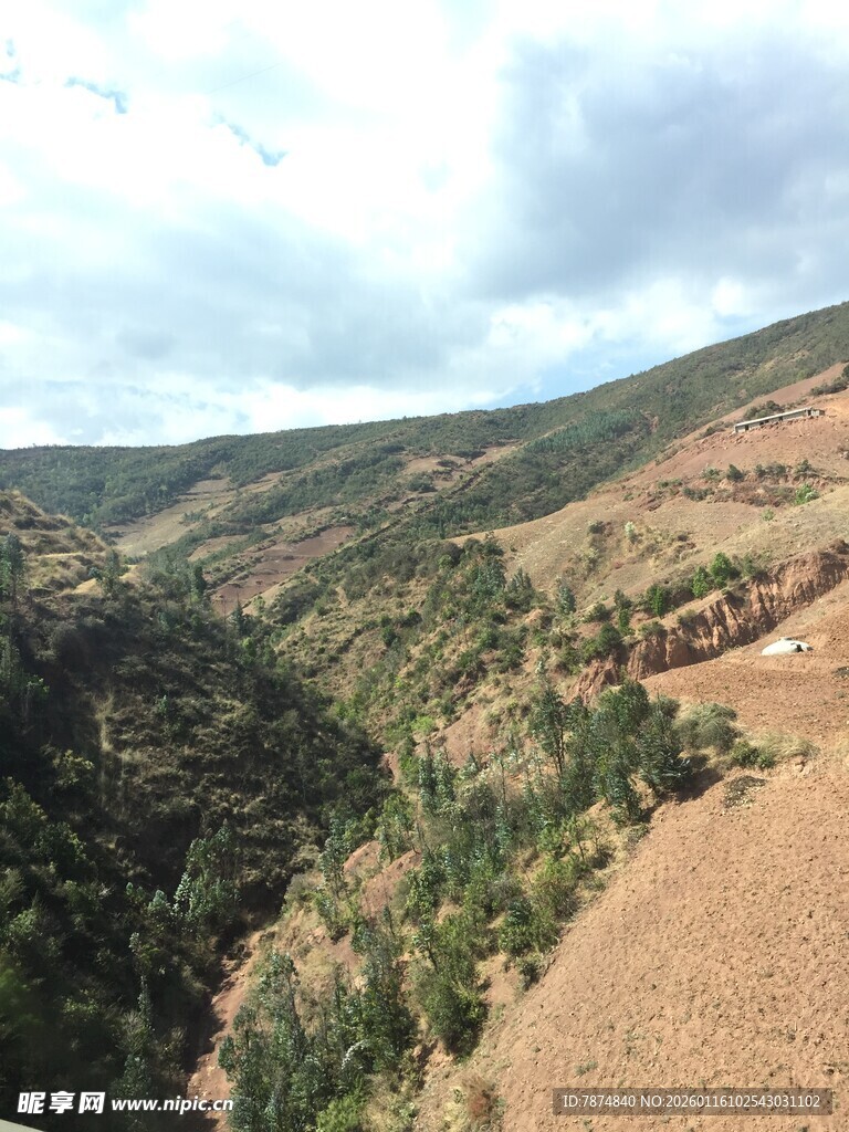 山间峡谷壮丽自然景观