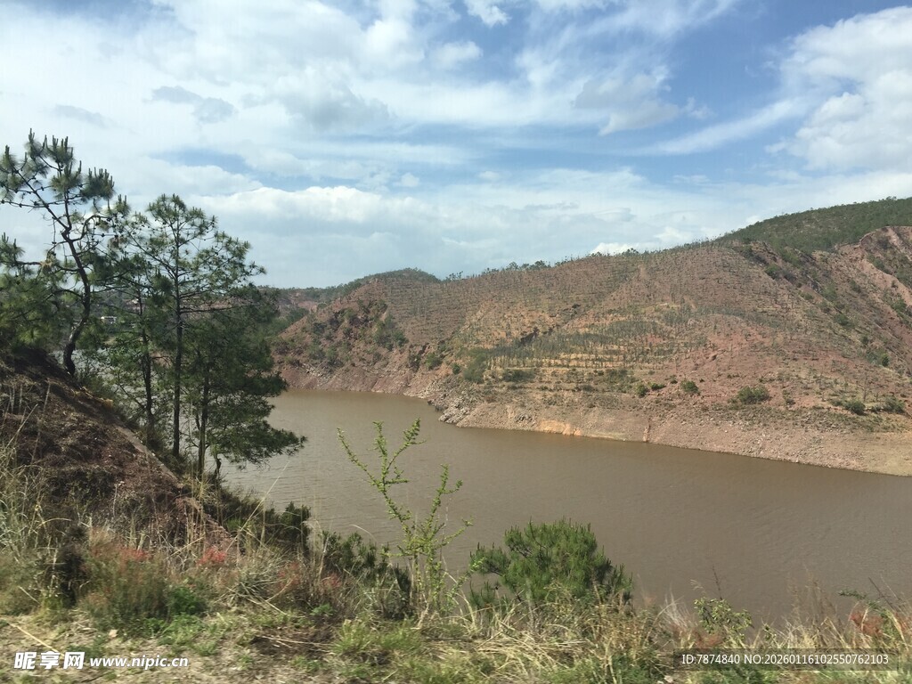 山间湖泊自然风光