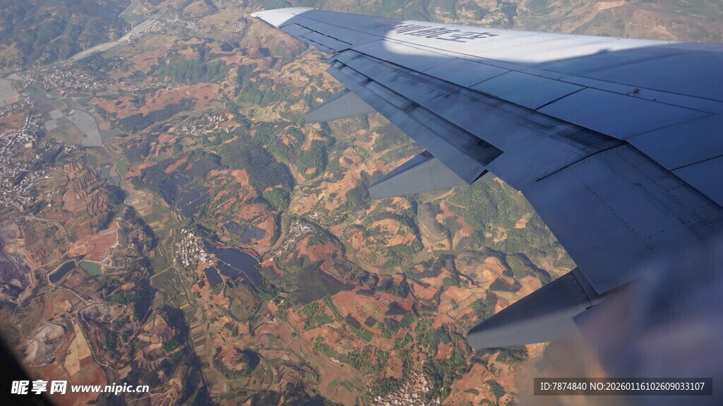 飞机机翼下的大地景观