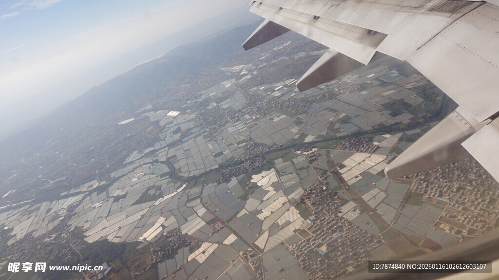 飞机舷窗下的城市景观
