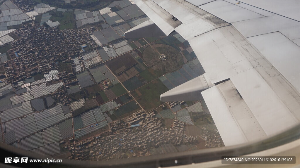 机窗外的城市与机翼景观
