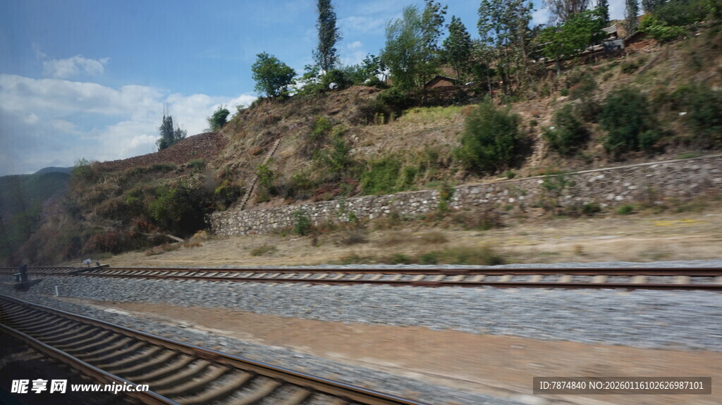 铁路边的山坡与绿植景观
