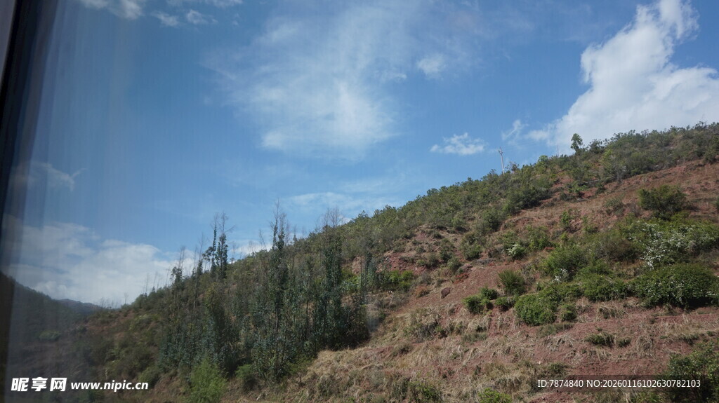 山间景致 蓝天白云绿树