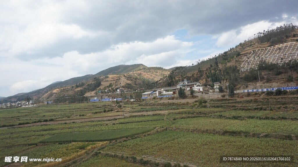乡村田野间的美丽村落