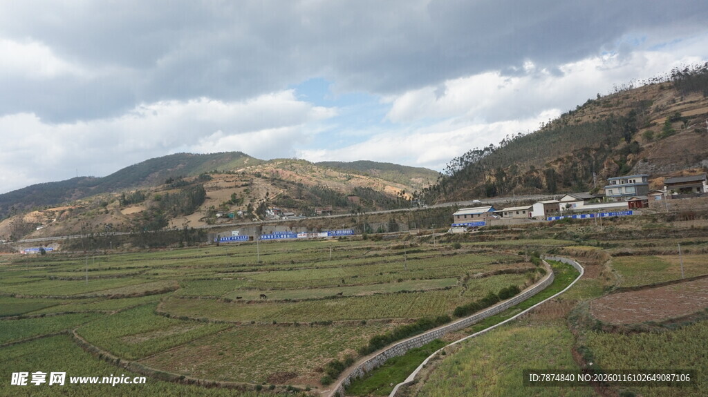 山间村落田园风光美景